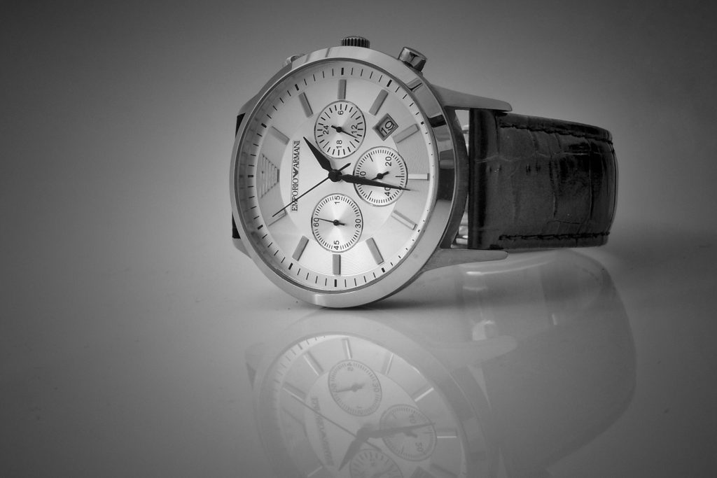 silberner Uhr mit schwarzem Armband